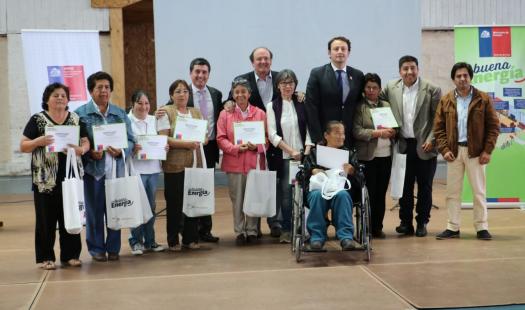 300 adultas mayores de Chimbarongo recibieron ampolletas LED a través del Programa Con Buena Energía 