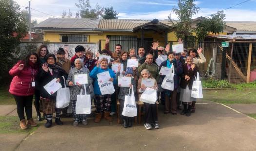 Adultos mayores residentes de condominios de viviendas tuteladas de San Fernando reciben kits eficientes para disminuir cuentas de la luz                                   