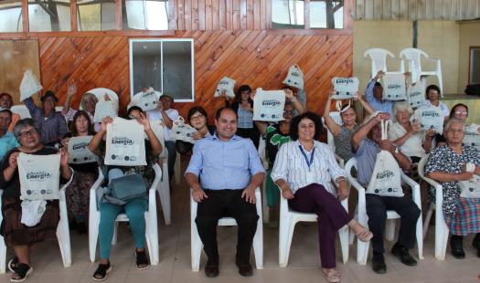 50 familias de Quilitapia se capacitan en ahorro en sus casas y reciben kits de eficiencia energética
