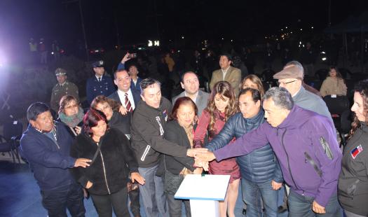 Junto a vecinos inauguran nuevo alumbrado público en Alto Hospicio.