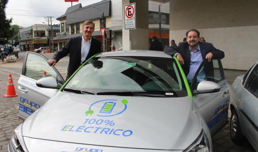Promueven la movilidad eléctrica y traen los primeros autos a Valdivia