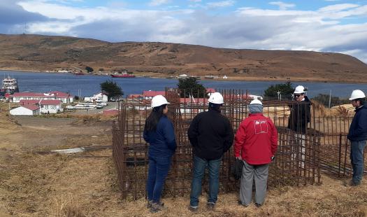 De 18 a 24 horas diarias de electricidad pasará a tener la rural comuna de Río Verde, gracias a sistema eólico-diésel en actual fase de montaje 