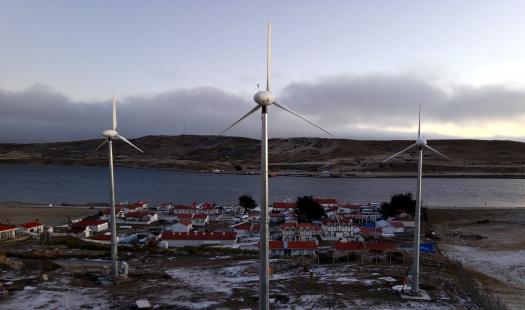 65% de avance registran obras del sistema eólico – diésel que se construye en la comuna de Río Verde