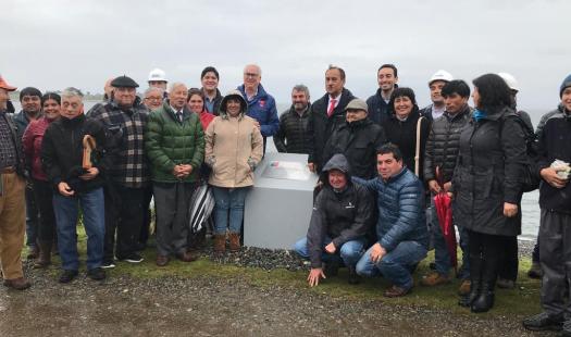 Autoridades y vecinos colocan la Primera Piedra en Isla Queullín para que más de 100 familias tengan energía eléctrica