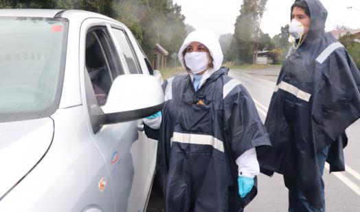 Autoridades regionales apoyan en terreno las labores del punto de control sanitario en el sector de Ralún, en la comuna de Cochamó