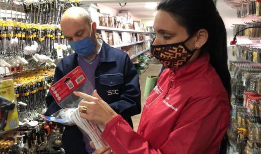 La Seremi de Energía y SEC fiscalizan puntos de ventas de guirnaldas y luces navideñas en la región