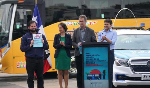 Ministros de Energía y Transportes entregaron al Presidente Gabriel Boric la Hoja de Ruta para el Avance de la Electromovilidad 