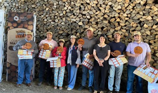 Premian a beneficiarios del programa Leña Más Seca y entregan nuevos Sellos de Calidad 