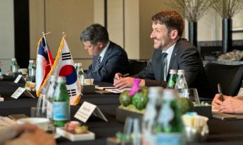Ministro de Energía inicia gira en Corea del Sur para profundizar colaboración en la transición energética