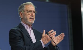 Biministro García anuncia que empresas generadoras restituirán sobrecostos en cuentas de electricidad a partir de enero de 2026