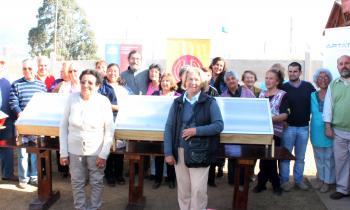 Adultos mayores fabrican hornos solares para emprender