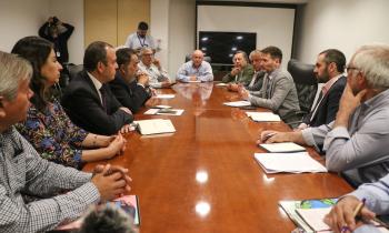 Gobierno rebajará límite de potencia para que pymes y SSR negocien como clientes libres y repondrá indicación...