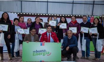 Programa Con Buena Energía entregó ampolletas LED a 200 familias de la localidad El Durazno en la comuna de La...