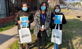 Mujeres de Talleres de Formación y Emprendimiento de PRODEMU recibieron ampolletas Led para ahorrar en las cuentas de la luz 