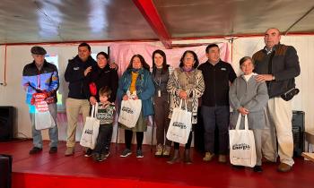 Más de 60 familias de la Isla Queullín fueron capacitadas para ahorrar energía en sus hogares y recibieron un kit eficiente