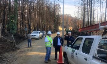 Autoridades de Energía inspeccionan estado de avance de construcción de nuevo tendido eléctrico en secano cost...