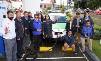 Entregan tarjetas de carga eléctrica gratuita a 10 transportistas de la región