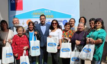 Vecinos de Vicuña reciben kit de ampolletas eficientes