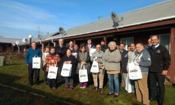 Ministerio de Energía y SENAMA entregan kits de ampolletas a Adultos Mayores para reducir sus cuentas de luz