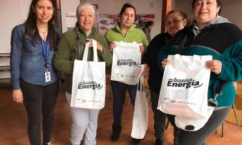 Más de 100 familias reciben kits de ampolletas y aprenden a ahorrar energía en San Juan de la Costa 