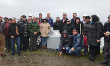 Autoridades y vecinos colocan la Primera Piedra en Isla Queullín para que más de 100 familias tengan energía e...