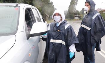 Autoridades regionales apoyan en terreno las labores del punto de control sanitario en el sector de Ralún, en la comuna de Cochamó