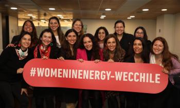 “Pioneras” del programa Women in Energy finalmente recibieron sus diplomas de parte del ministro de Energía. 