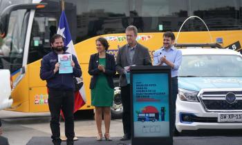 Ministros de Energía y Transportes entregaron al Presidente Gabriel Boric la Hoja de Ruta para el Avance de la Electromovilidad 